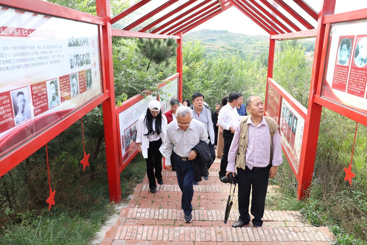 4、參觀黨史長(zhǎng)廊_20220922182150