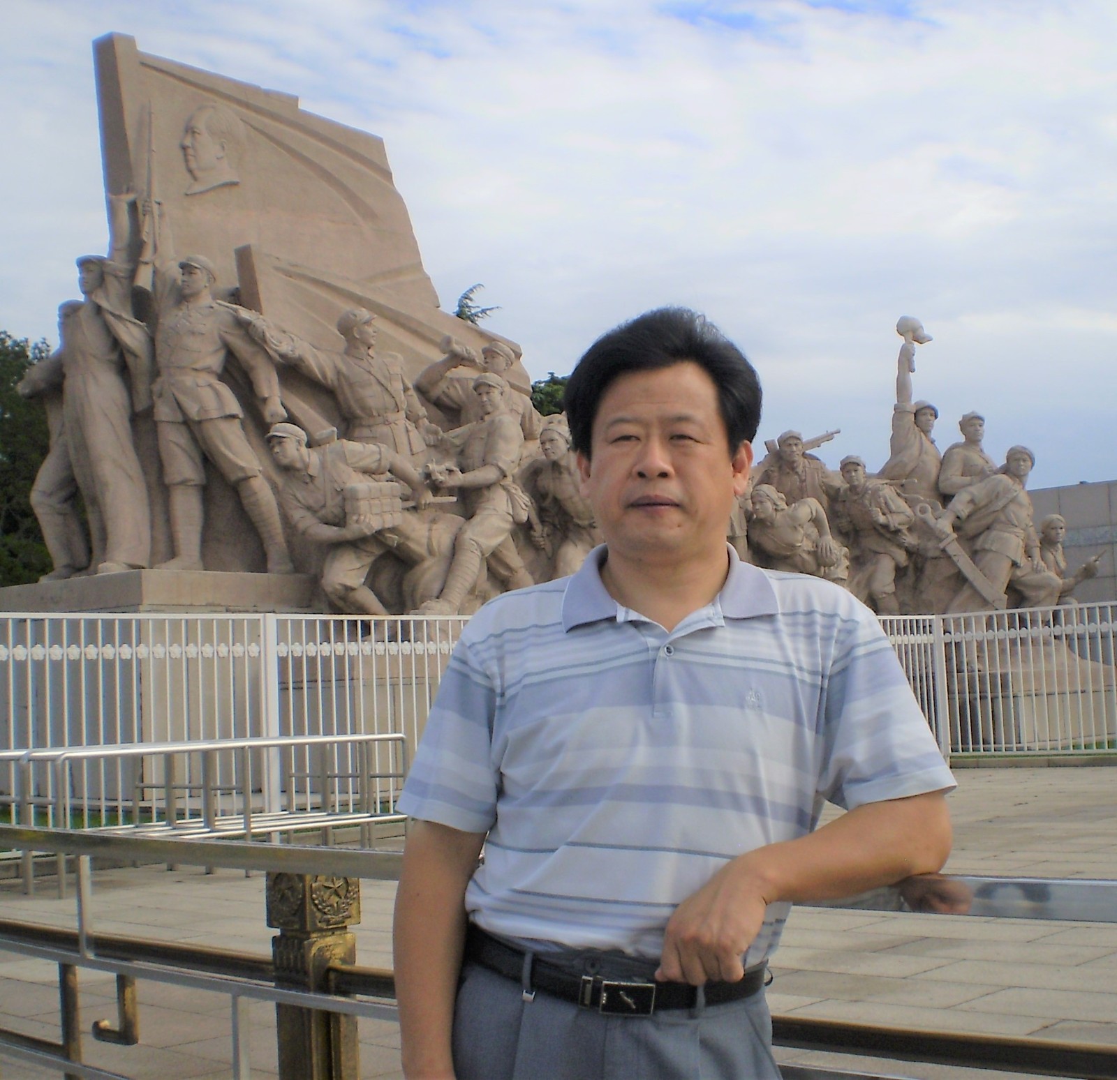 邱昭山（在天安門廣場(chǎng)南側(cè)的雕像前）